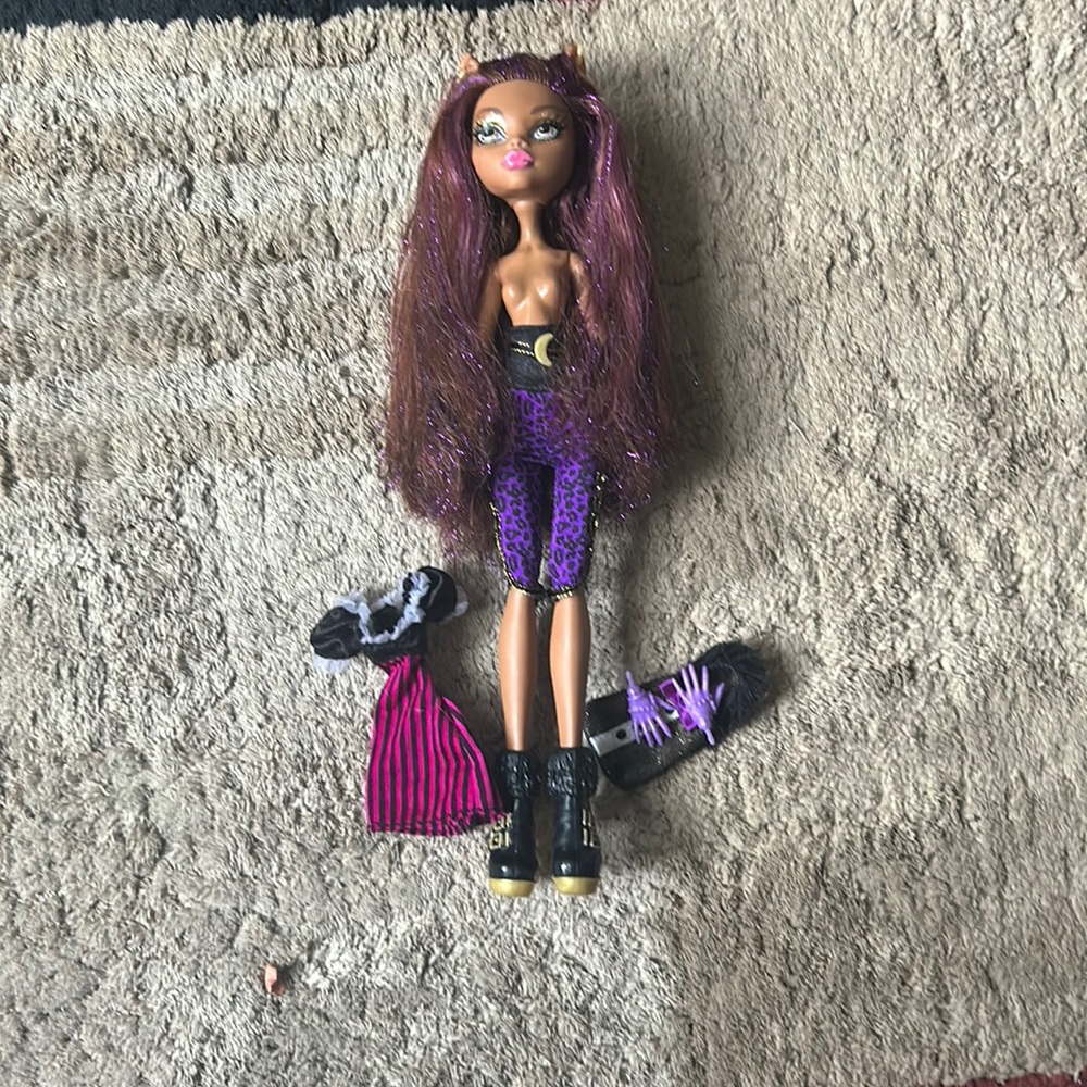 Clawdeen sweet 1600s doll with glove hands, bag, and dress, missing arms & shirt